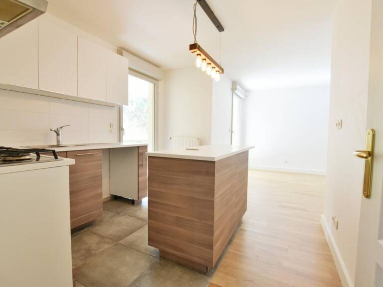 Appartement T2 À Vendre avec garage fermé / résidence sécurisée / parc arboré avec piscine — photo 1