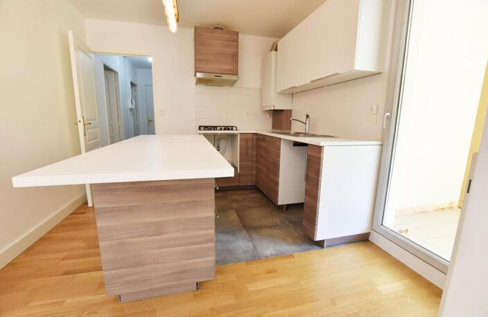 Appartement T2 À Vendre avec garage fermé / résidence sécurisée / parc arboré avec piscine — photo 3
