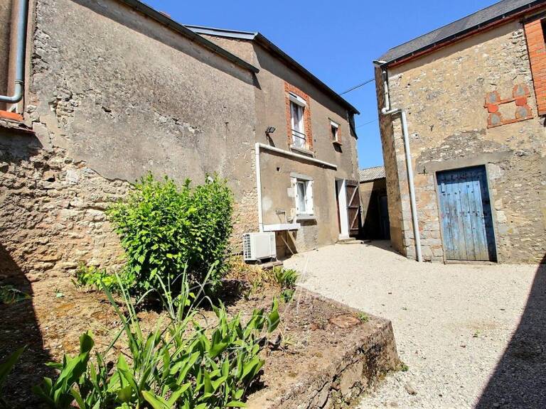 Maison en pierres avec cour close de murs, 3 chambres, dépendances — photo 1