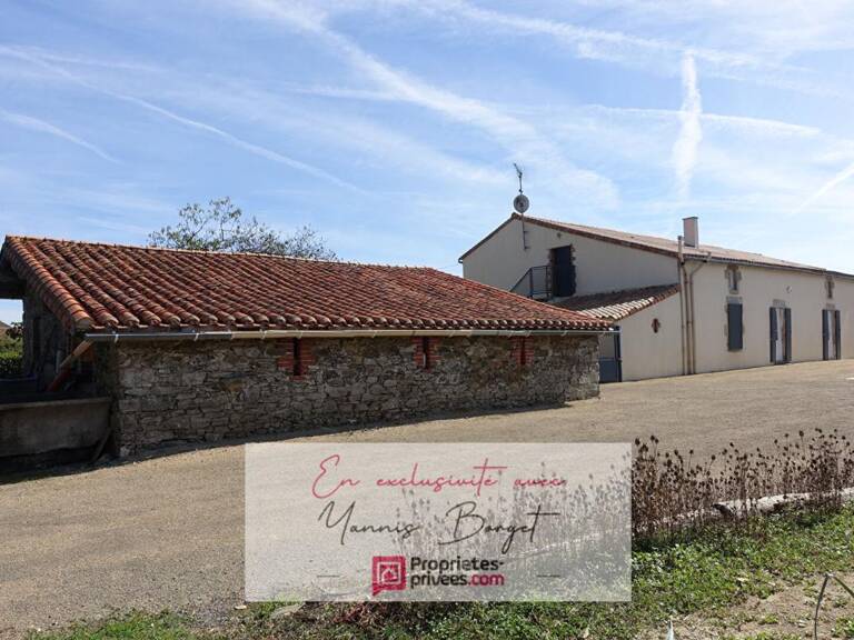 Maison en pierre - 140 m² - 3 chambres - 209 m² de dépendances - Terrain 2 803 m² — photo 1