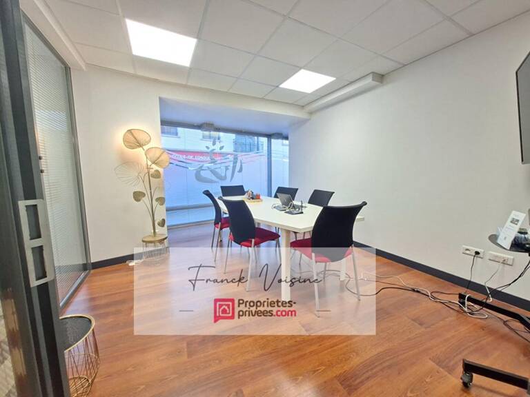 A VENDRE aux Herbiers centre ville, immeuble composé de 2 espaces commerciaux et d'1 appartement duplex de 96 m2 — photo 1