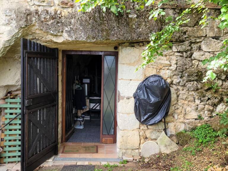MAISON TROGLODYTIQUE  AVEC CAVES ET TERRAINS — photo 1