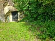 MAISON TROGLODYTIQUE  AVEC CAVES ET TERRAINS — photo 3