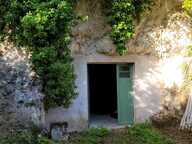MAISON TROGLODYTIQUE  AVEC CAVES ET TERRAINS — photo 4
