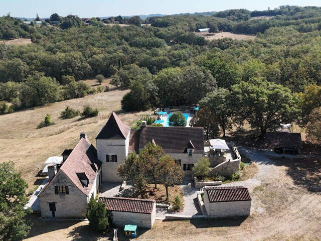 Domaine Gourdon avec piscine sur 13.5 hectares de terrain — photo du bien