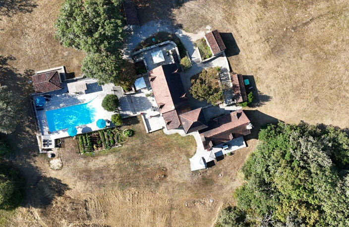 Domaine Gourdon avec piscine sur 13.5 hectares de terrain — photo 3
