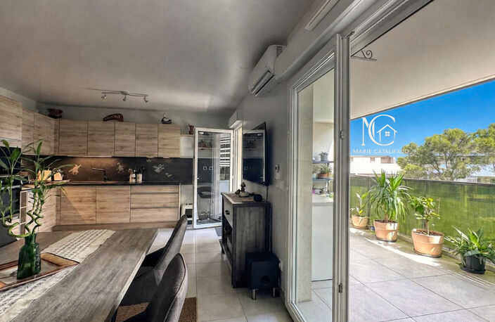 À VENDRE - Beau 2 pièces de 53 m² avec grande terrasse, PISCINE et parking — photo 3