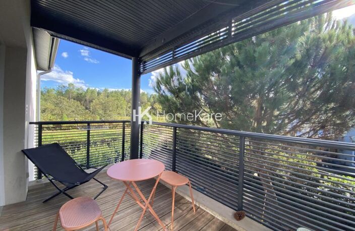 UNE TERRASSE FACE À LA FORÊT DE PINS — photo 2