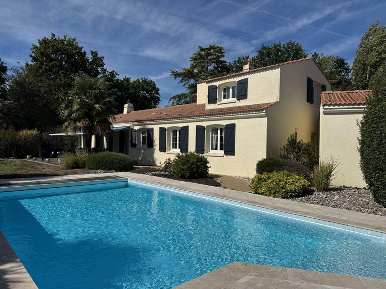 Très belle maison 4 chambres, bureau et piscine. LA ROCHE SUR YON - 85000 — photo 1