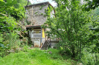 Maison et jardin en bordure de rivière - à rafraîchir - bon — photo du bien