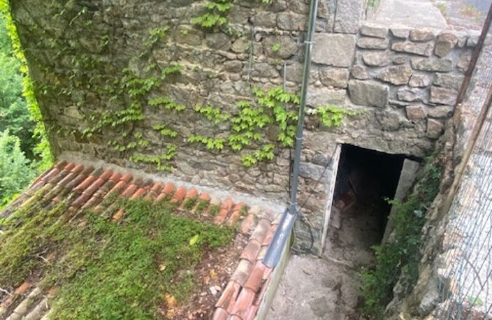 Maison et jardin en bordure de rivière - à rafraîchir - bon — photo 2