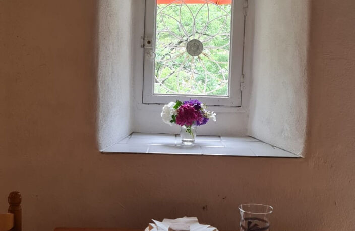 Maison et jardin en bordure de rivière - à rafraîchir - bon — photo 4