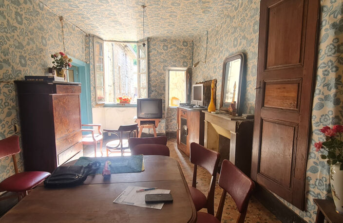 Maison de ville - à rénover entièrement - tout à l'égout - 4 — photo 2