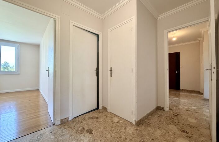 MEYLAN BEL APPARTEMENT TRAVERSANT F4 DONNANT SUR PARC — photo 3