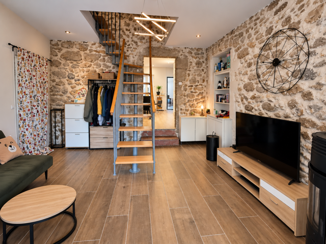 Maison de village en pierre rénovée avec cour, terrasse, jar — photo du bien