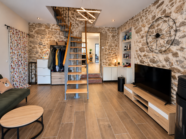 Maison de village en pierre rénovée avec cour, terrasse, jar — photo 1