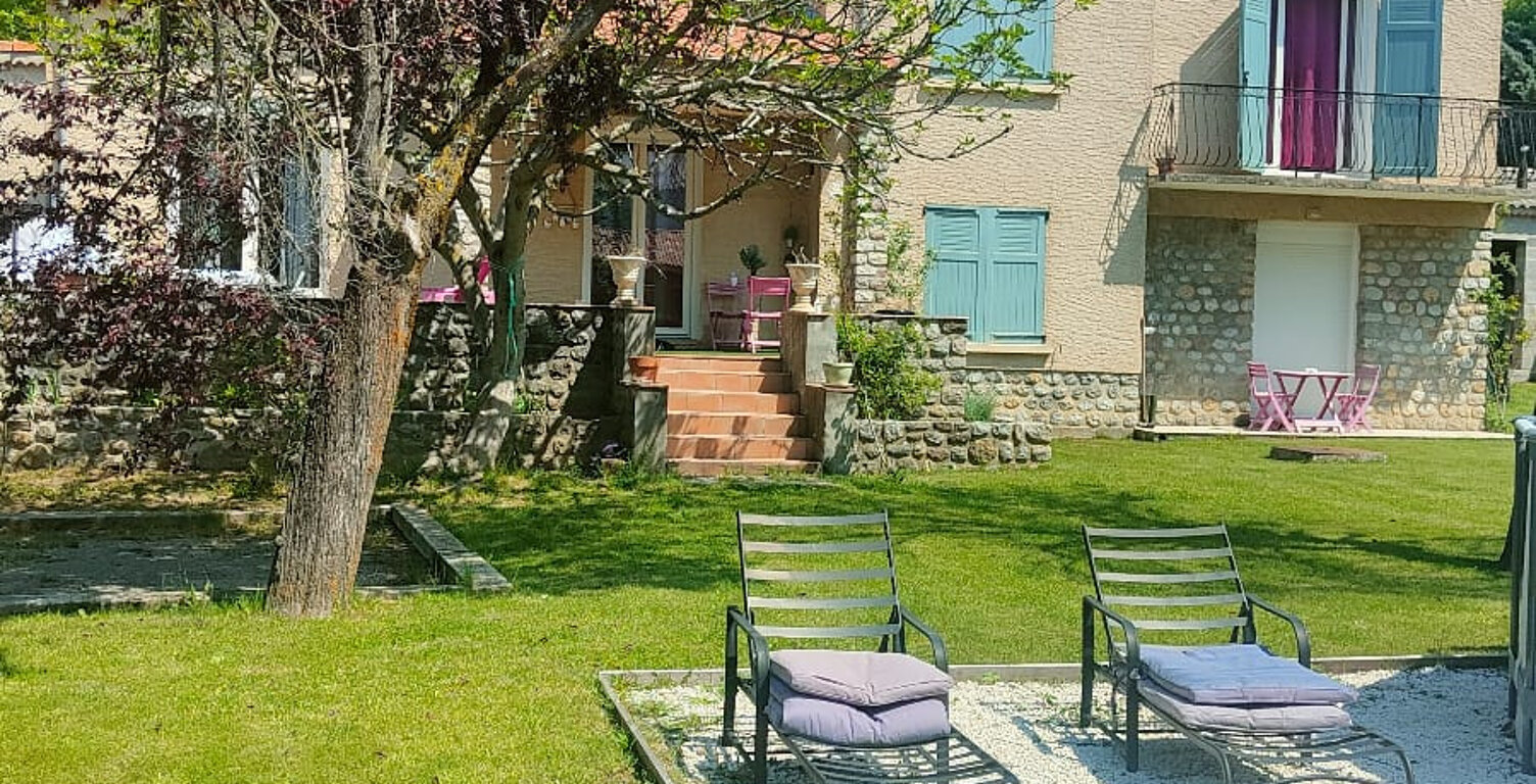 Maison familiale avec dépendance, cheminée, chambre en rez-de-chaussée, implantée sur un terrain de 2 500 m2 — photo 1