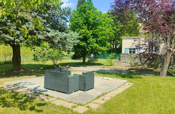 Maison familiale avec dépendance, cheminée, chambre en rez-de-chaussée, implantée sur un terrain de 2 500 m2 — photo 3
