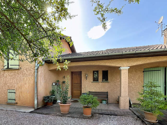 Maison familiale aux beaux volumes sur un terrain arboré d'environ 1 000 m2 — photo du bien
