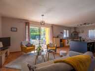 Maison avec jardin,  piscine et double garage — photo 3