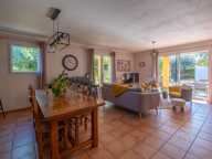 Maison avec jardin,  piscine et double garage — photo 4
