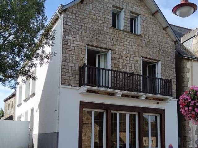 ​Maison de caractère en pierre de 189 m² — 5 chambres, dépendance et cour en cœur de bourg — photo du bien