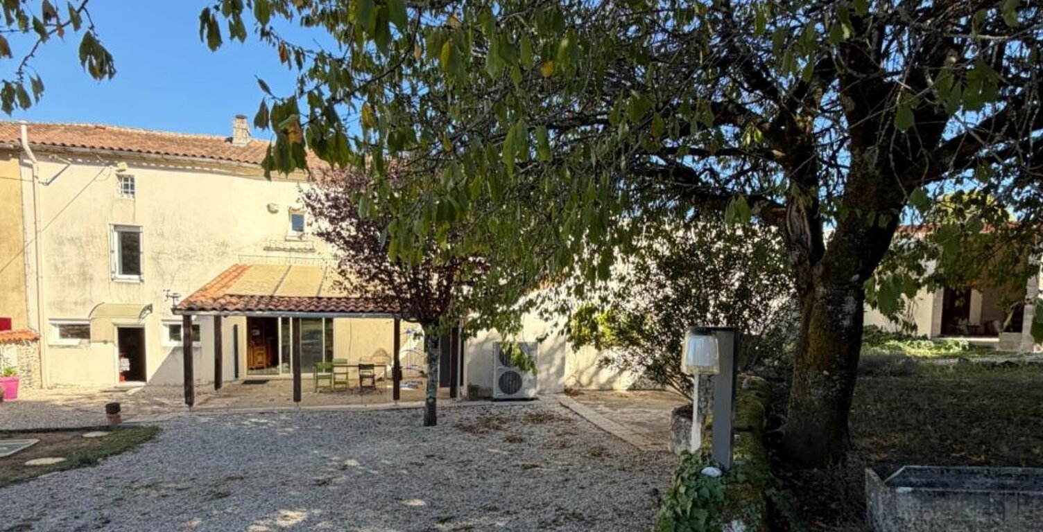 Mornac. Maison 191 m² avec garage et terrain — photo 1