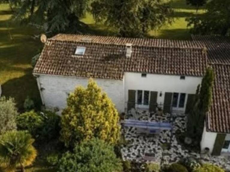 Voeuil et Giget. Maison 130 m² avec terrain et piscine — photo 1