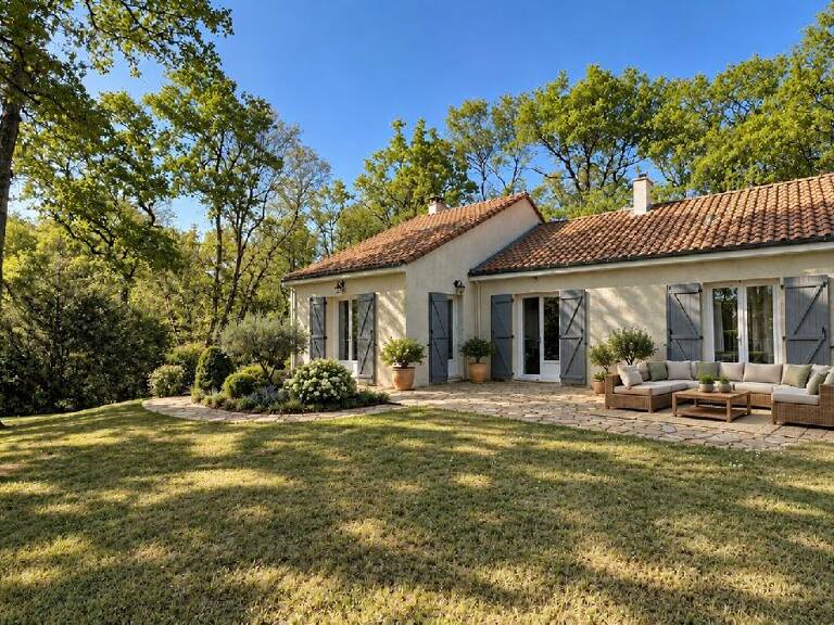 La fraîcheur d'un espace boisé, autour de cette maison offrant 200 m² de potentiel habitable grâce à un projet d'aménagement conçu par un architecte — photo 1