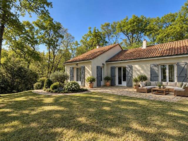 La fraîcheur d'un espace boisé, autour de cette maison offrant 200 m² de potentiel habitable grâce à un projet d'aménagement conçu par un architecte — photo du bien