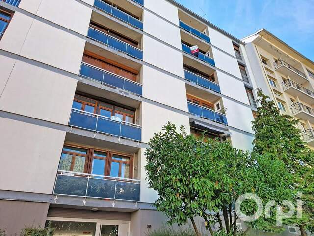Exclusivité ORPI: rue Jeanne D'arc à Nancy un spacieux appartement T5 traversant de 96 m² au calme avec terrasse — photo du bien