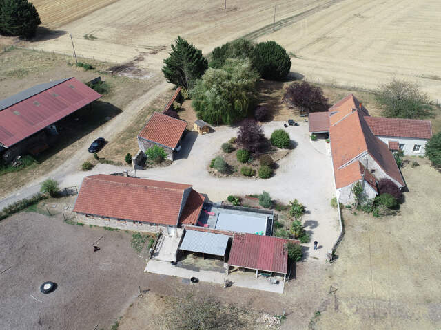 LE THOULT TROSNAY (51) à vendre superbe corps de ferme restauré sur un terrain clos de plus de 8600 m2 avec étang — photo du bien