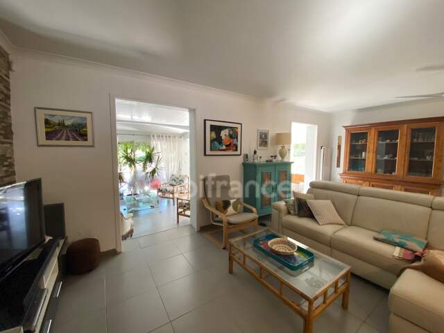 Uzès 4km, maison de plain-pied 130 m² sur terrain clos de 1 350 m², calme, piscine, garage — photo du bien