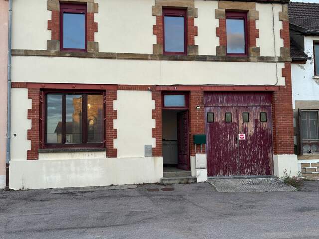 TRONGET (03)Maison au cœur du village – salon ,3 chambres, garage et jardin — photo du bien