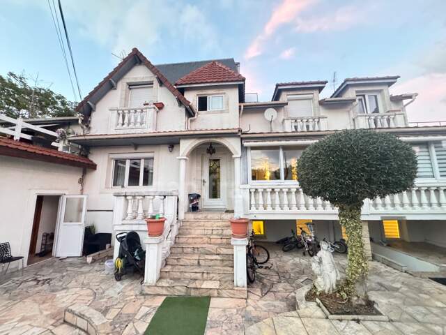 Grande VILLA de 12 pièces à vendre - 246 m² - Maison Familiale ou IMMEUBLE DE RAPPORT - 5 Appartements possible avec jardin et 4 places de parking - DRANCY aux portes de Paris — photo du bien