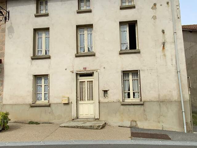 LES SALLES (42). MAISON MITOYENNE de 130 M2 avec cave voutée  dans le HAUT FOREZ — photo du bien