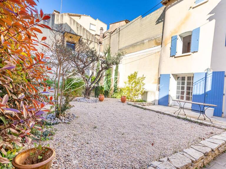 MAISON DE CARACTÈRE AVEC COURS ET TERRASSES - RARE AVEC POTENTIEL — photo 1
