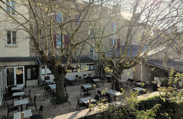 Hôtel Restaurant avec bar Licence IV - Vente murs et fonds - Axe A75 — photo 3