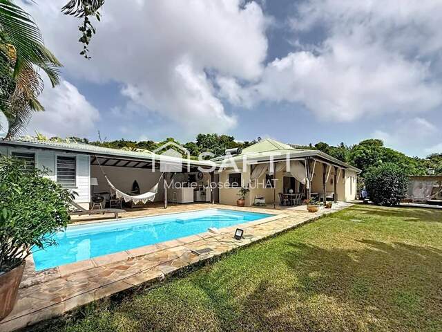 Maison F4  de plain pied avec dépendance et piscine — photo du bien