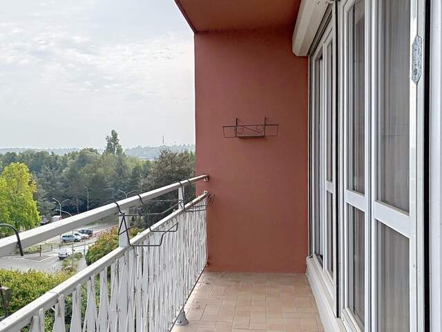 appartement avec une grande pièce de vie — photo du bien