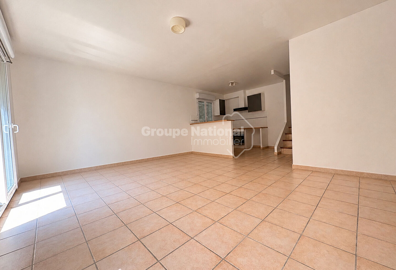A LOUER à SORGUES, maison mitoyenne de 70m2, 2 chambres, cour, parkings — photo 1