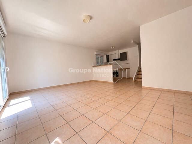 A LOUER à SORGUES, maison mitoyenne de 70m2, 2 chambres, cour, parkings — photo du bien