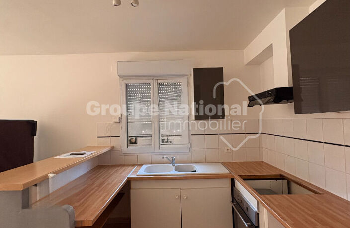 A LOUER à SORGUES, maison mitoyenne de 70m2, 2 chambres, cour, parkings — photo 2