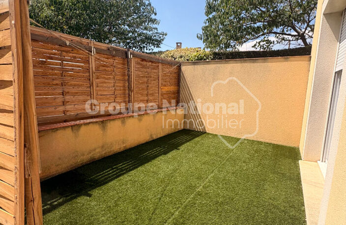 A LOUER à SORGUES, maison mitoyenne de 70m2, 2 chambres, cour, parkings — photo 3