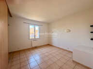 A LOUER à SORGUES, maison mitoyenne de 70m2, 2 chambres, cour, parkings — photo 4