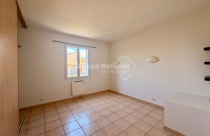 A LOUER à SORGUES, maison mitoyenne de 70m2, 2 chambres, cour, parkings — photo 4