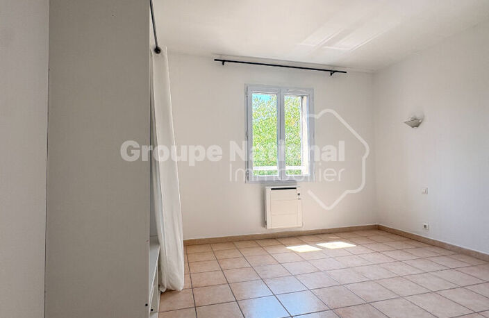 A LOUER à SORGUES, maison mitoyenne de 70m2, 2 chambres, cour, parkings — photo 5