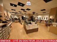 FINISTERE - Lesneven (29260) - A VENDRE - LOCAUX COMMERCIAUX AVEC VITRINE - RESERVE - BUREAU - ATELIER - JARDIN - BEAU POTENTIEL — photo 2