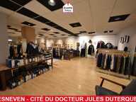 FINISTERE - Lesneven (29260) - A VENDRE - LOCAUX COMMERCIAUX AVEC VITRINE - RESERVE - BUREAU - ATELIER - JARDIN - BEAU POTENTIEL — photo 3