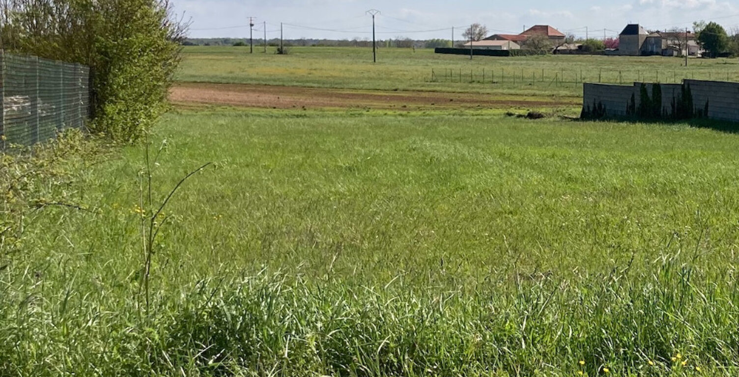Terrain à bâtir à Champagnolles (17240) — photo 1
